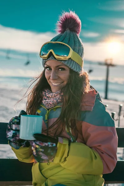 コーヒーや紅茶の山に冬の日を楽しむ女性 — ストック写真