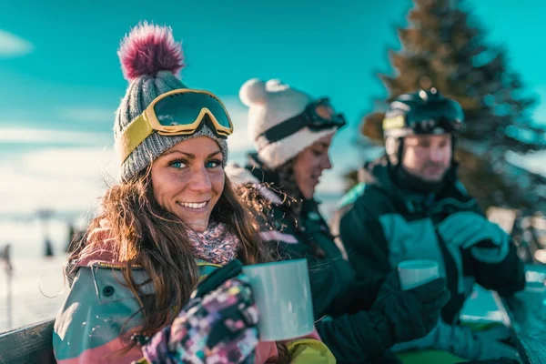 Друзья Наслаждаются Зимним Днем Горе Пить Кофе Чай Открытом Воздухе — стоковое фото