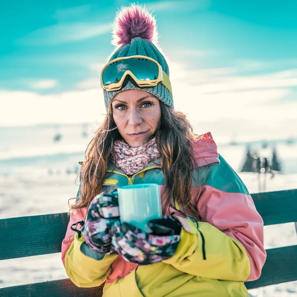 Женщина Чашкой Кофе Чая Наслаждается Зимним Днем Горе — стоковое фото
