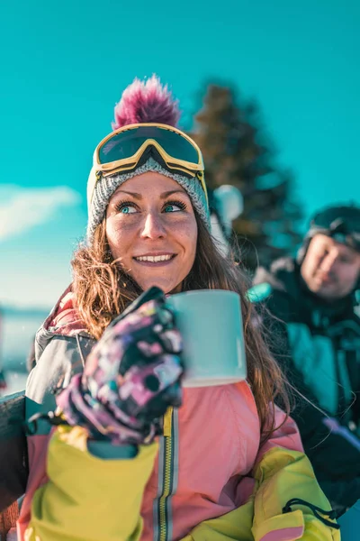 山の冬の日を楽しんでいる女性 屋外でコーヒーやお茶を飲む — ストック写真