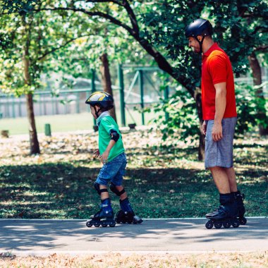 Babası Park ile küçük çocuk paten