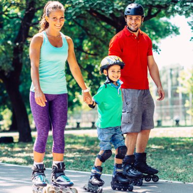 Tekerlekli paten parkta aile portresi