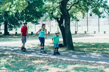 Parkta neşeli aile paten