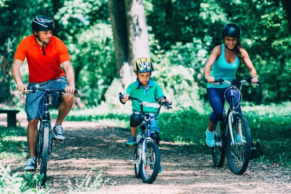 Cheerful Family Biking Park — Stock Photo, Image