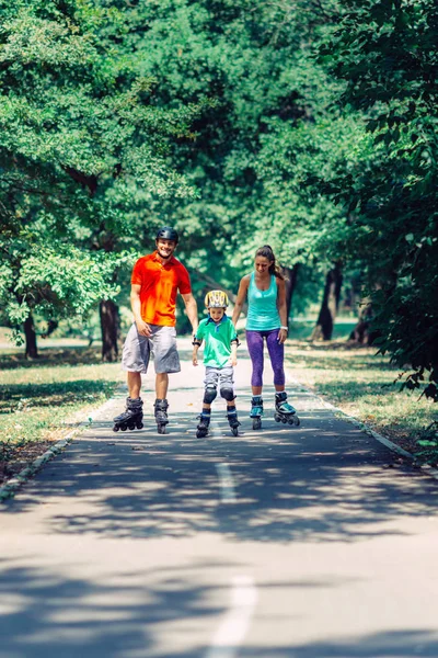 Gezin Met Een Kind Rolschaatsen Park — Stockfoto