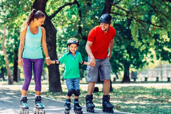 Gezin Met Een Kind Rolschaatsen Park — Stockfoto