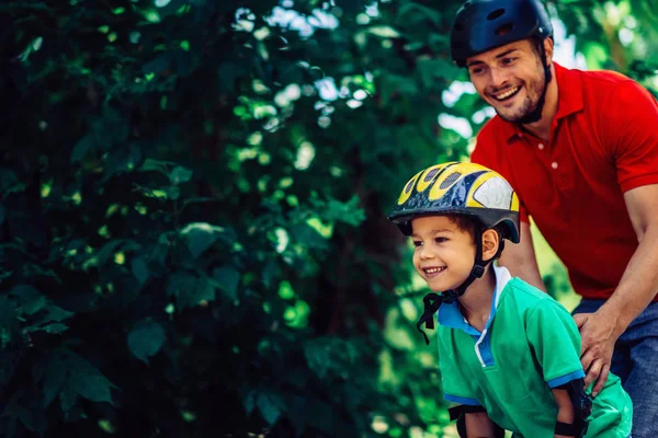 Vater Bringt Sohn Rollschuhlaufen Park Bei — Stockfoto