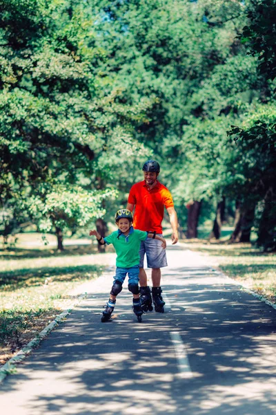 Petit Garçon Patinage Roulettes Avec Père Dans Parc — Photo