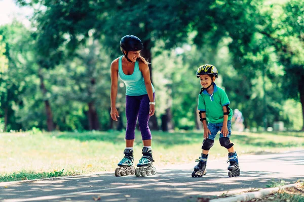 Mère Enseignant Patinage Roulettes Fils Paire — Photo