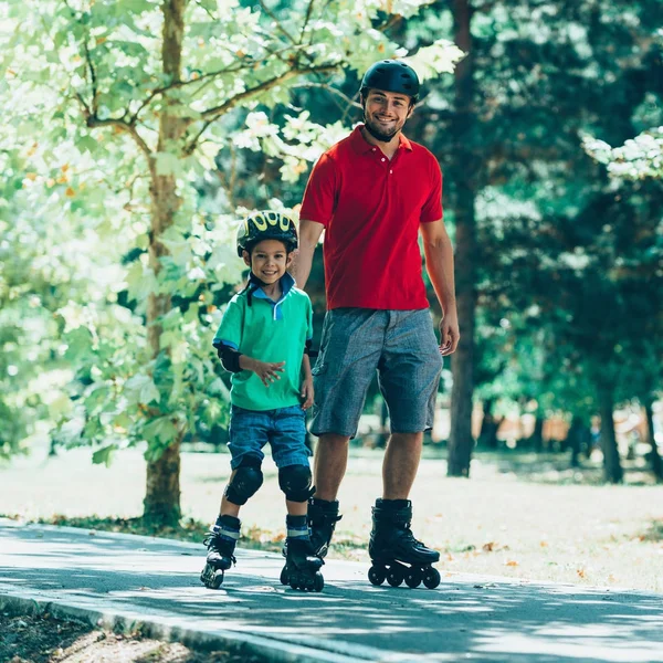 Padre Insegnamento Figlio Pattinaggio Rotelle Nel Parco — Foto Stock