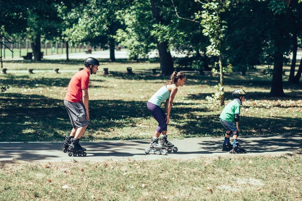 Family Roller Skating Raw — Stock Photo, Image