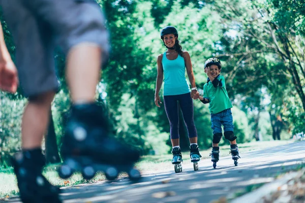 Madre Hijo Fondo Foco Con Patinadores Patinadores Del Padre Parte —  Fotos de Stock