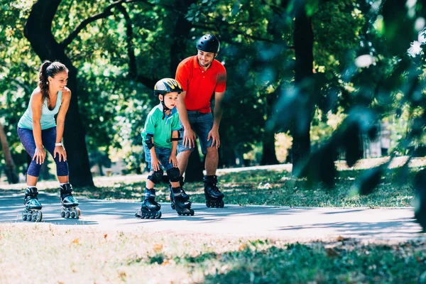 Allegra Famiglia Pattinaggio Rotelle Nel Parco — Foto Stock