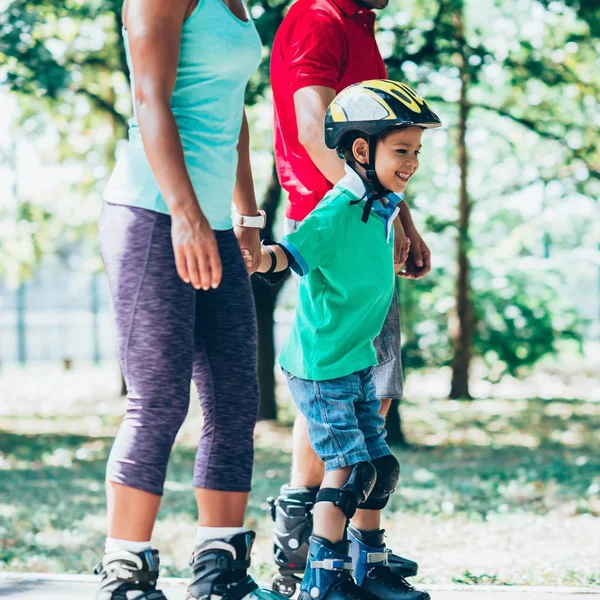 Familia Alegre Patinaje Sobre Ruedas Parque — Foto de Stock