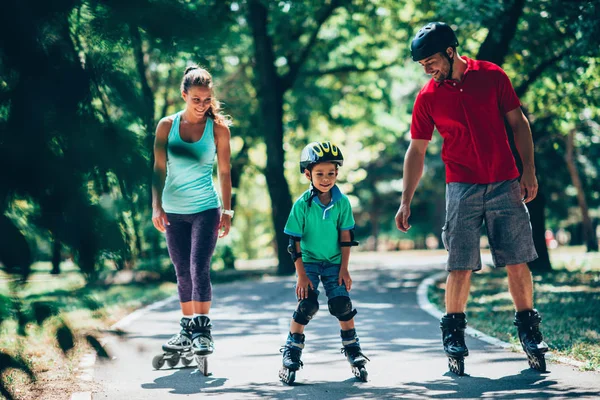 Allegra Famiglia Pattinaggio Rotelle Nel Parco — Foto Stock