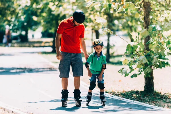 Vater Und Sohn Beim Rollschuhlaufen Park — Stockfoto