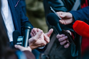 işadamı basın toplantısı üzerinde görüşme gazeteciler