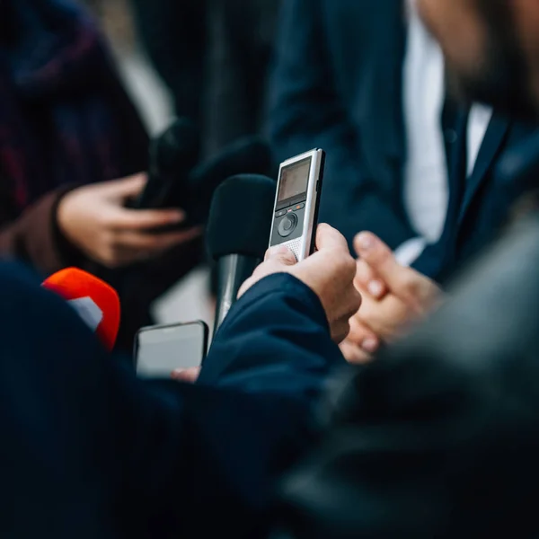 Journalisten Interviewen Geschäftsmann Auf Pressekonferenz — Stockfoto