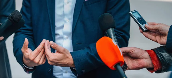 Journalists Interviewing Businessman Press Conference — Stock Photo, Image