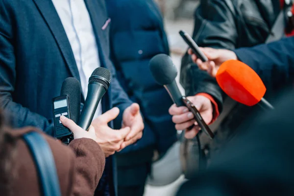 Journalister Som Intervjuar Affärsman Presskonferens — Stockfoto