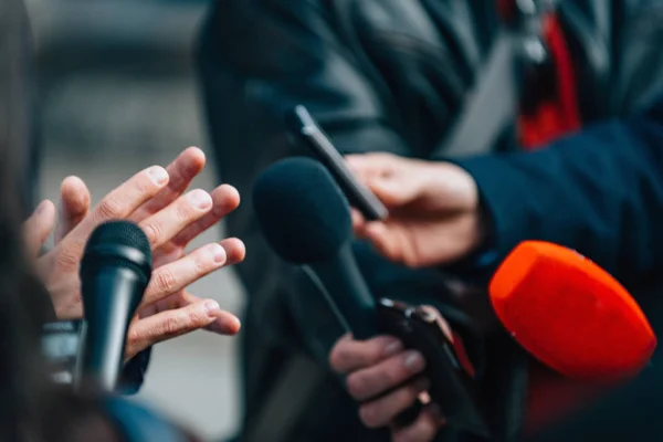 Journalister Som Intervjuar Affärsman Presskonferens — Stockfoto