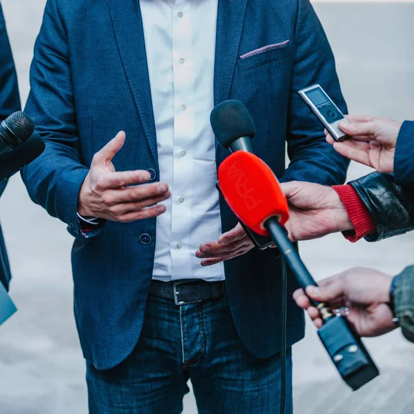 Journalister Som Intervjuar Affärsman Presskonferens — Stockfoto