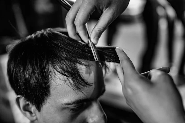 Włosów Stylizacja Człowiek Hairsalon Przez Salon Fryzjerski — Zdjęcie stockowe