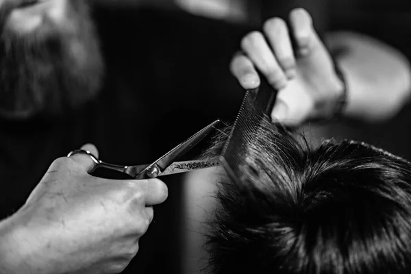 Homem Estilo Cabelo Cabeleireiro Por Cabeleireiro — Fotografia de Stock