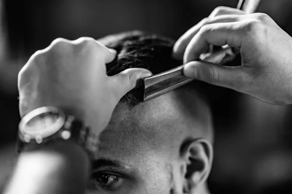 Hombre Peinado Peluquería Por Peluquero — Foto de Stock