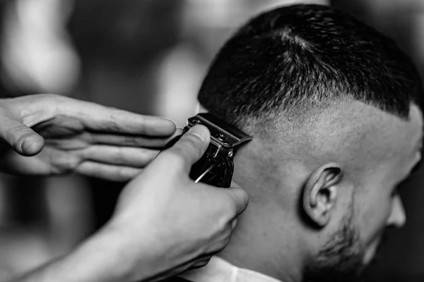 Homem Estilo Cabelo Cabeleireiro Por Cabeleireiro — Fotografia de Stock