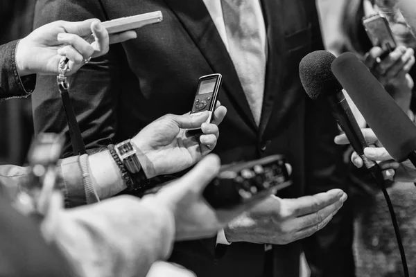 Medieninterview Mit Politikern Oder Geschäftsleuten — Stockfoto