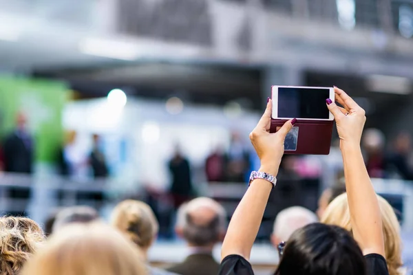 Γυναίκα Καταγραφή Συμβάντων Smartphone Στην Πολιτική Εκδήλωση — Φωτογραφία Αρχείου