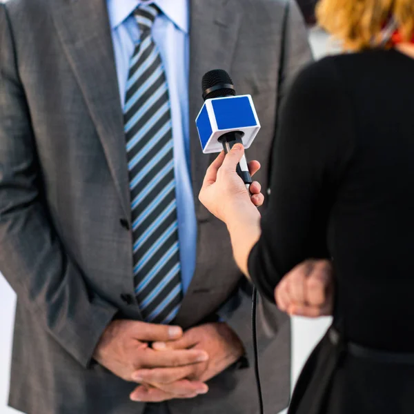 Periodista Entrevistando Persona Negocios Evento Público — Foto de Stock