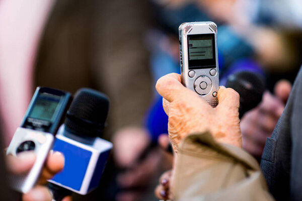 Диктофоны записывают интервью с политиком
