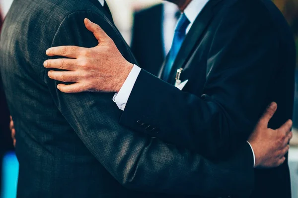 Deux Hommes Affaires Saluant Embrassant Lors Événement Politique — Photo