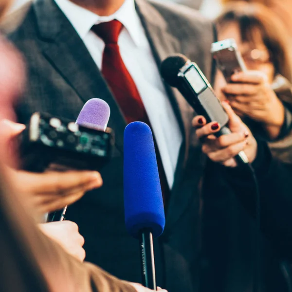 Journalister Som Intervjuar Näringsidkare Offentlig Tillställning — Stockfoto