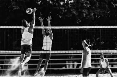 Plaj voleybolu oynarken erkek takım
