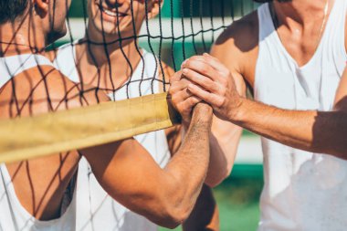 Plaj voleybol oyuncular birbirlerine tebrik maçtan sonra