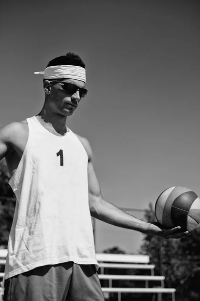 Jugador Voleibol Playa Sosteniendo Pelota — Foto de Stock