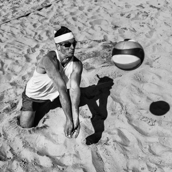Jugador Masculino Voleibol Playa Punto Golpear Pelota — Foto de Stock