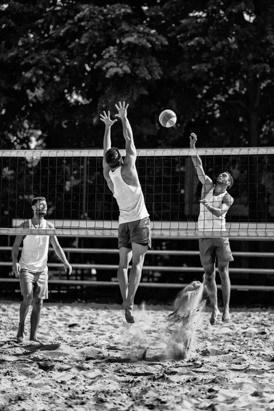 Manliga Beachvolleyboll Spelare Aktion — Stockfoto
