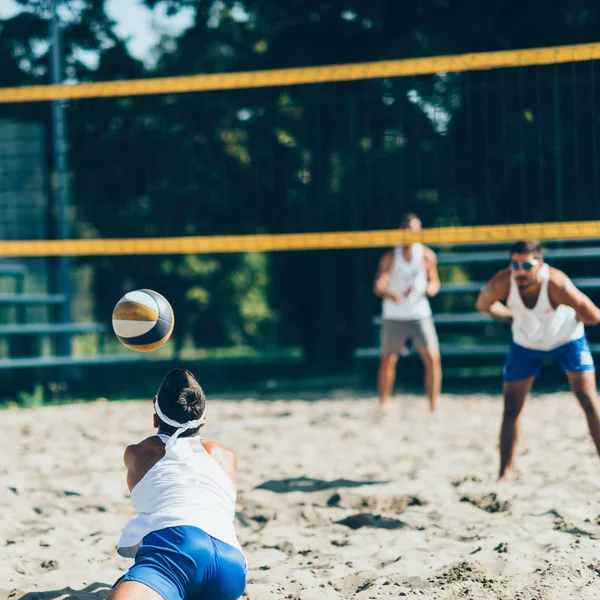 Equipo Masculino Jugando Voleibol Playa — Foto de Stock