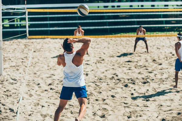 Manliga Beachvolleyboll Spelare Aktion — Stockfoto