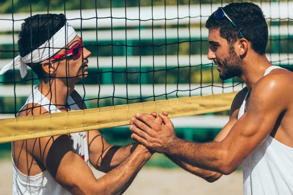 Jugadores Masculinos Voleibol Playa Felicitándose Mutuamente — Foto de Stock