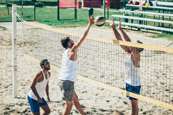 Мужская Команда Играет Пляжный Волейбол — стоковое фото