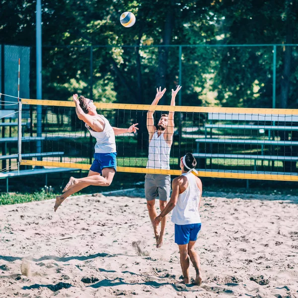 Les Joueurs Masculins Beach Volley Action — Photo