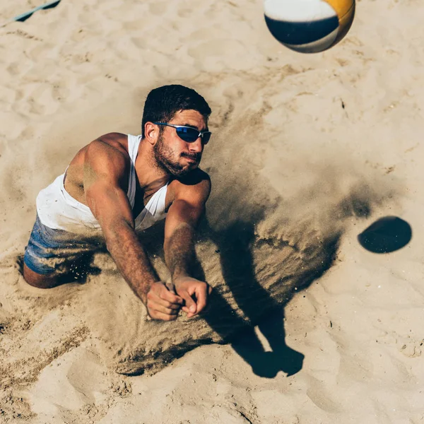 Jugador Voleibol Playa Punto Golpear Pelota — Foto de Stock