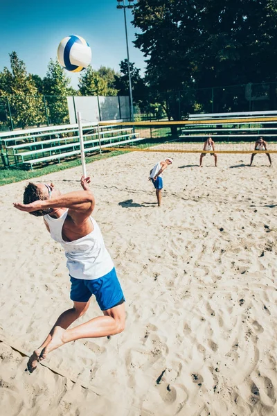 Plaj Voleybolu Oyuncu Oyun Sırasında — Stok fotoğraf