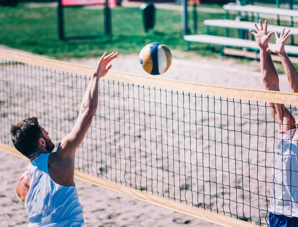 Männermannschaft Spielt Beachvolleyball — Stockfoto