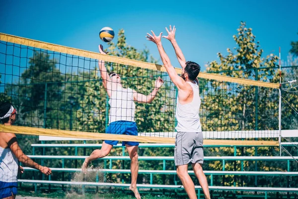 Männermannschaft Spielt Beachvolleyball — Stockfoto